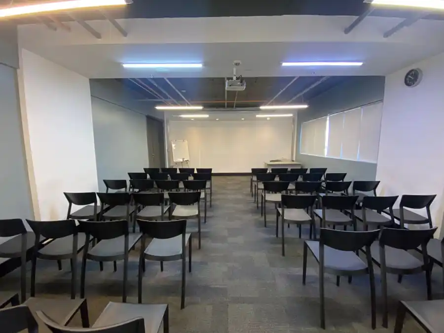 Auditório Open Lab com cadeiras em formato de palestra